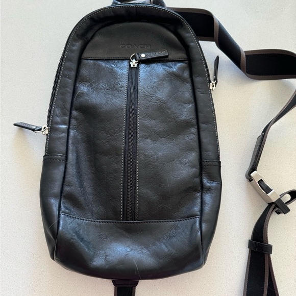 Coach leather bag. Wear on the front; on the back or sideways. Hardly used - Picture 2 of 4